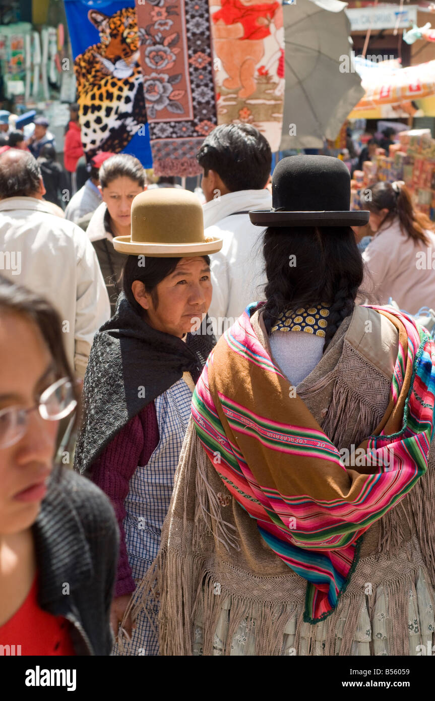 La Paz in Bolivia abiti colorati destinazione turistica orizzontale donne contemporanee cappelli Sud America Uyustus mercato donne Aymara Foto Stock