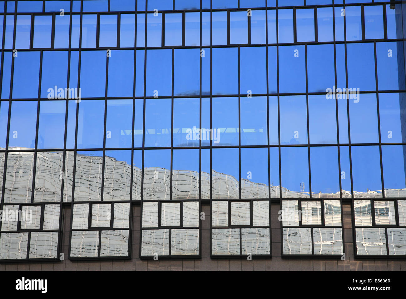 Commissione europea - Edificio Berlaymont a Bruxelles (Belgio) vista in riflessione nella costruzione dell'UE ad essa affacciata Foto Stock