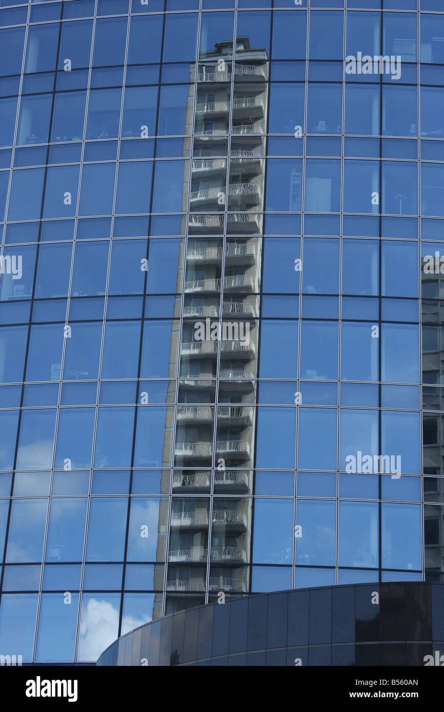 Commissione europea - Edificio madou Bruxelles (Belgio) vista in riflessione nella costruzione dell'UE ad essa affacciata Foto Stock