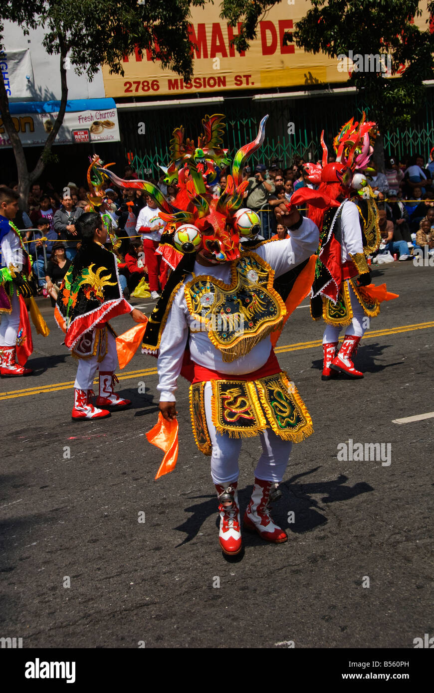 California San Francisco persona indigena ballerino alla celebrazione Carnaval nel distretto di missione. Foto Stock