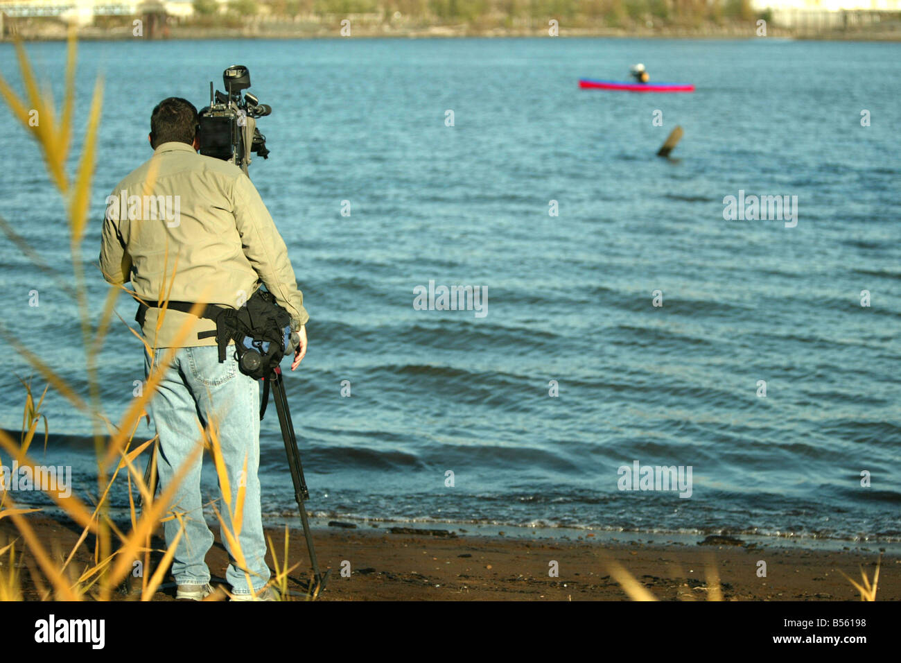 Una televisione news cameraman filmare un kayak sul fiume Columbia Oregon. Foto Stock