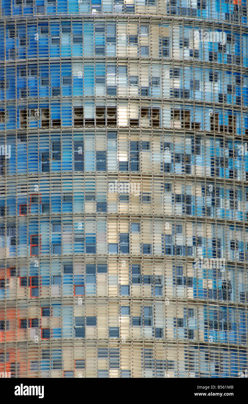 La facciata in vetro della moderna Torre di Agbar Tower grattacielo a Plaça de les Glòries Catalanes a Barcellona Catalonia Spagna Foto Stock