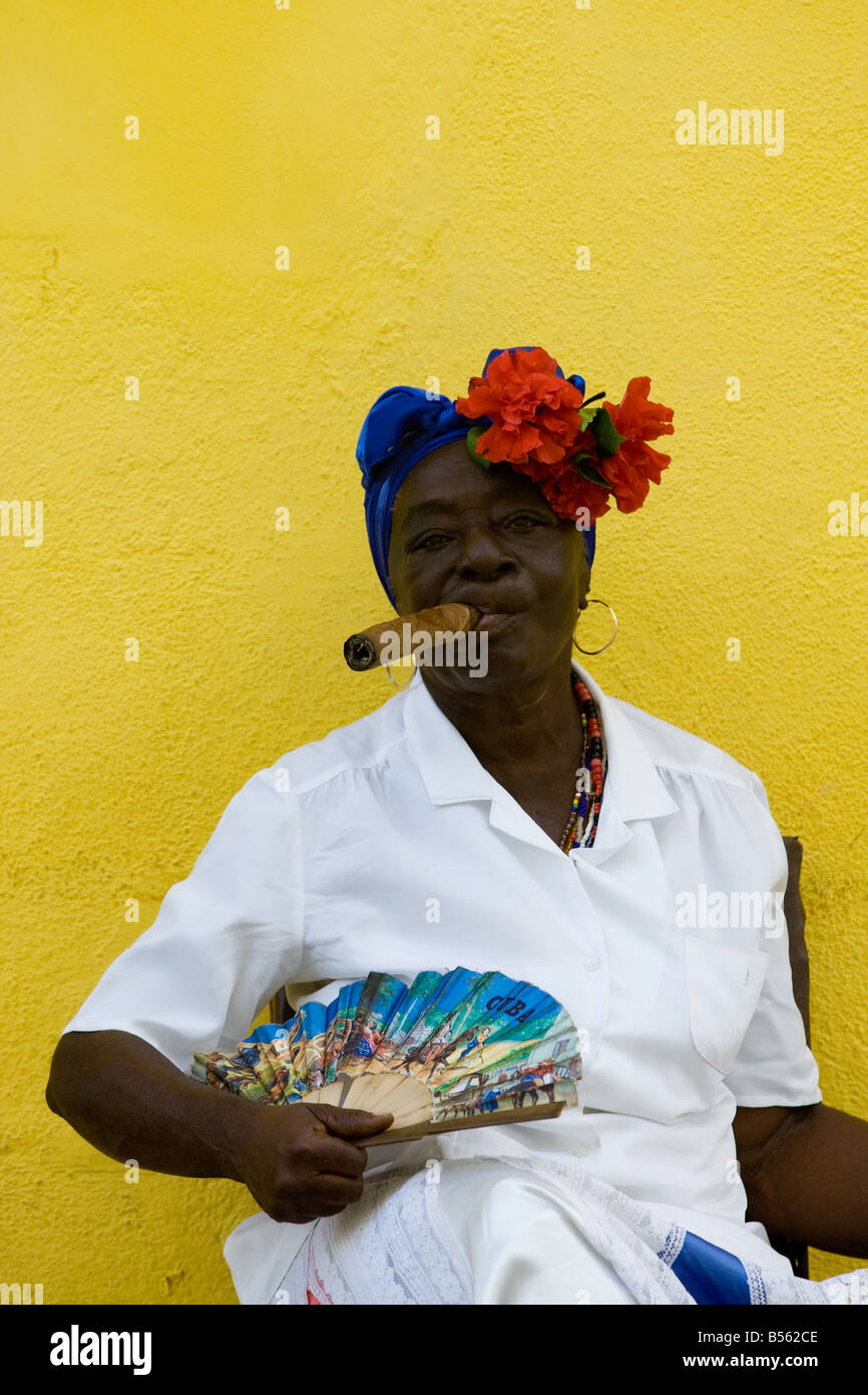 Cuba tradizionale lady sito comune presso il Plaza de la cattedrale, l'Avana, Cuba. Foto Stock