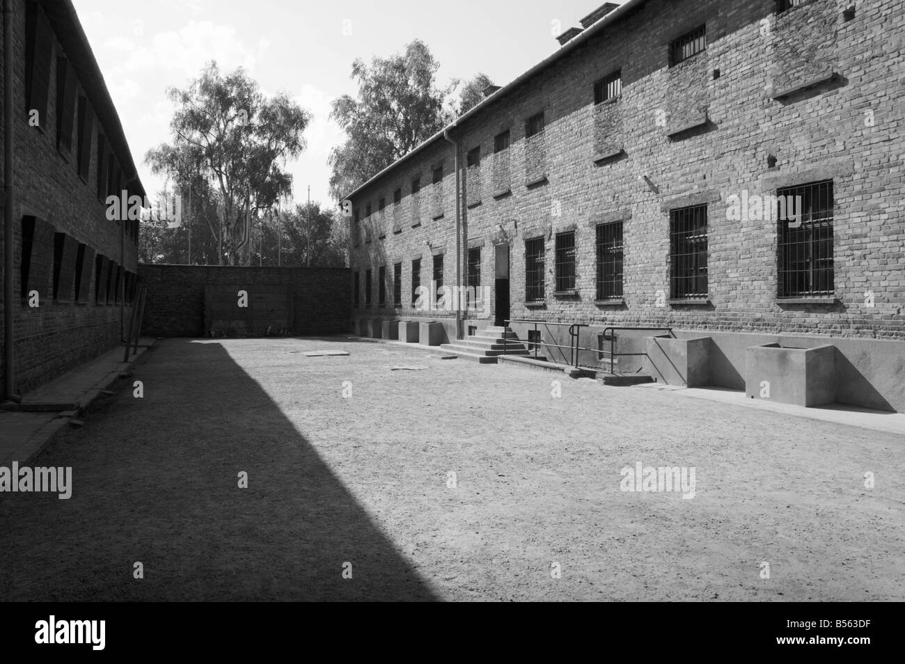 Cortile interno del carcere di blocco con il cosiddetto 'Death Wall' nell'ex campo di concentramento di Auschwitz ho Foto Stock