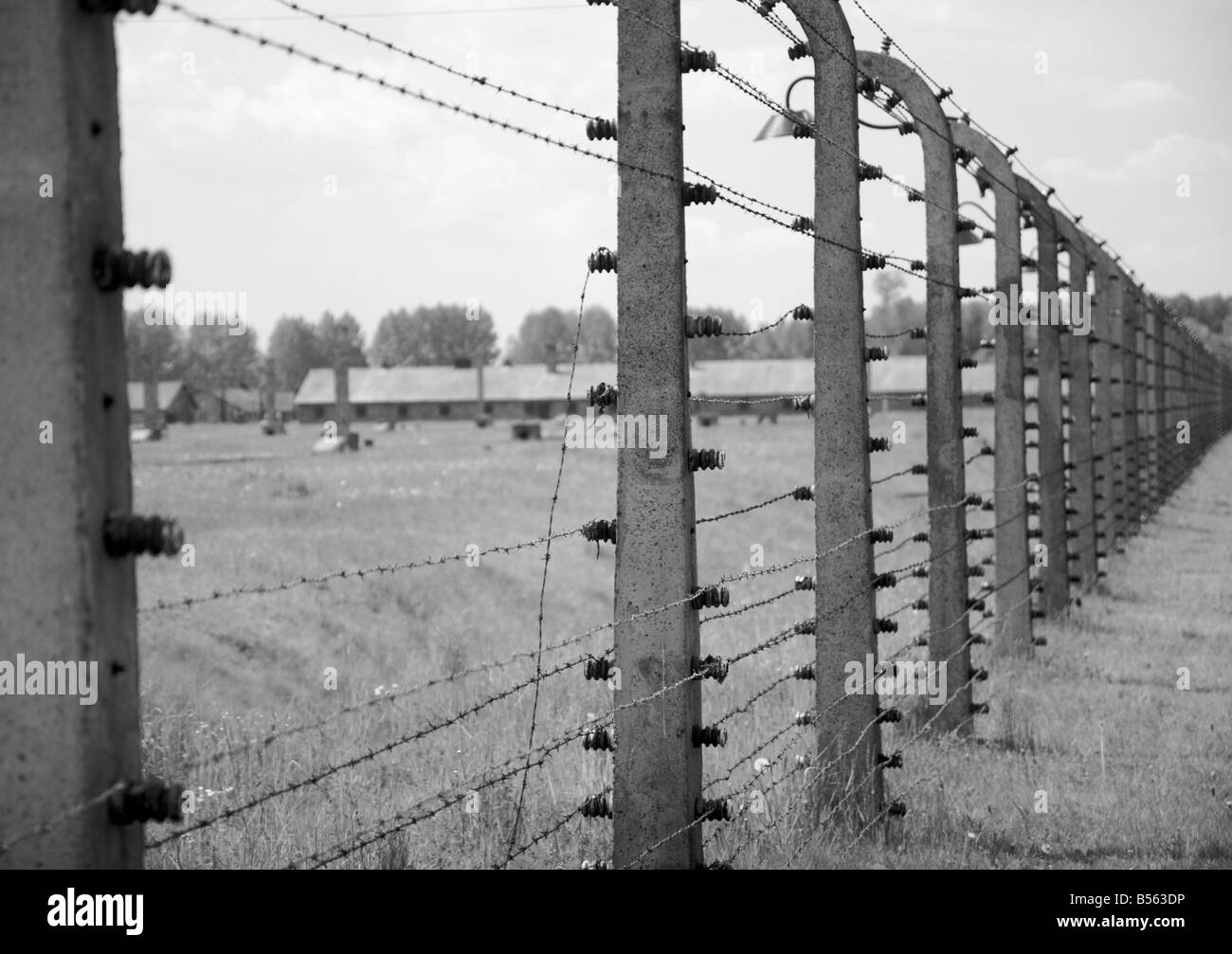 Abbandonata ad alta tensione filo spinato recinzione elettrificata nell'ex campo di concentramento di Auschwitz II (Birkenau) Foto Stock