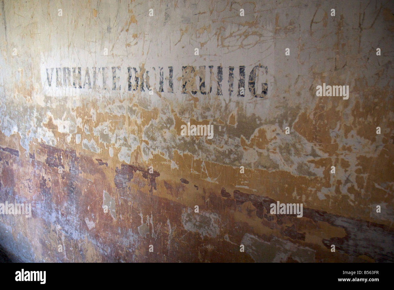 Iscrizione "Verhalte dich ruhig' su una parete dell'ex campo di concentramento di Auschwitz II (Birkenau) Foto Stock