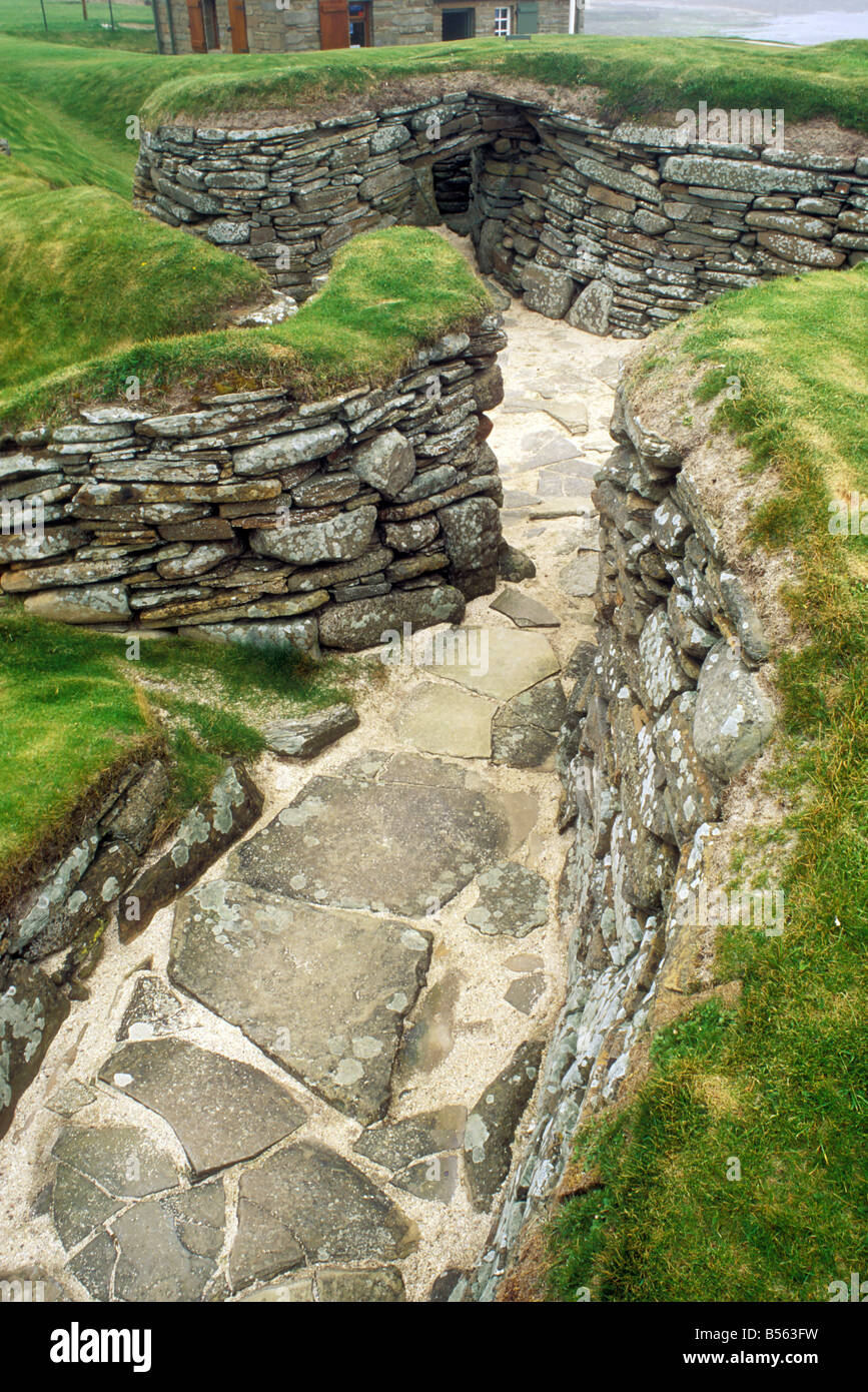 Vista di Skara Brae, una parte restaurata villaggio neolitico sulla terraferma, Orkney Islands, Scozia Foto Stock