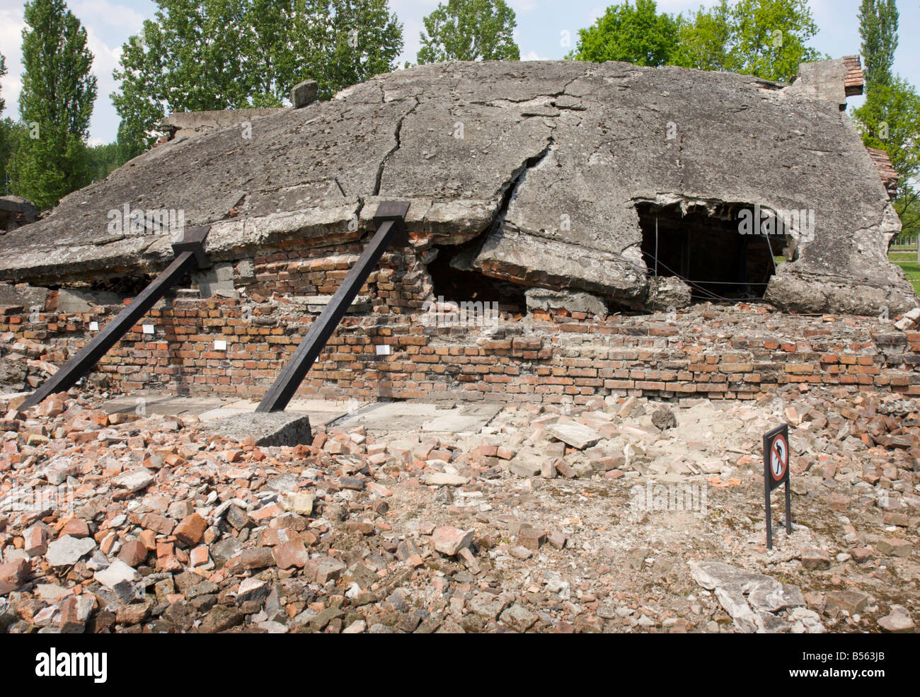 Rovine di una camera del gas e crematorio edifici dell'ex campo di concentramento di Auschwitz II (Birkenau) Foto Stock