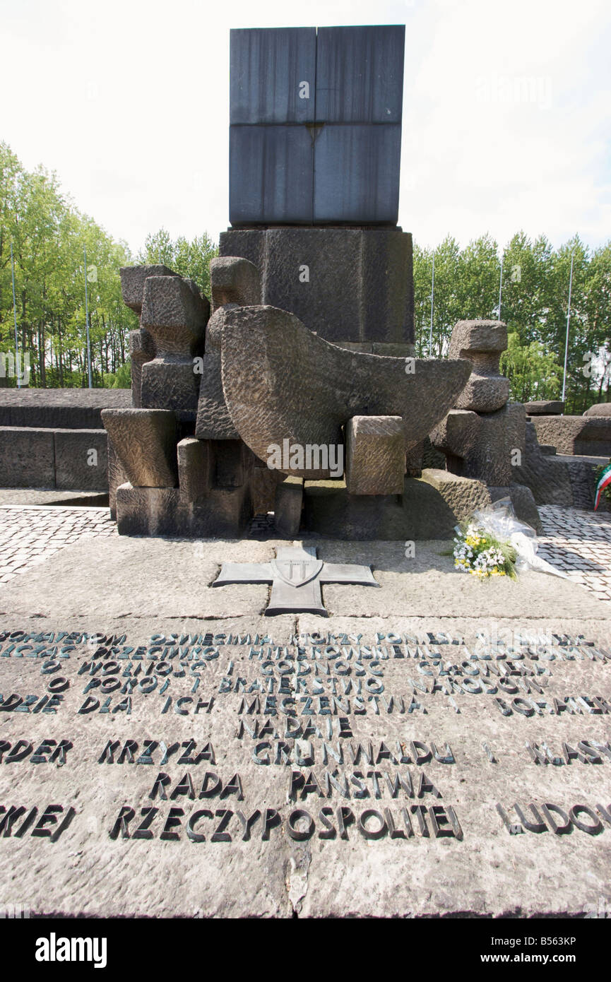 Una lapide commemorativa di fronte ad un monumento in memoria dell'ex campo di concentramento di Auschwitz II (Birkenau) Foto Stock