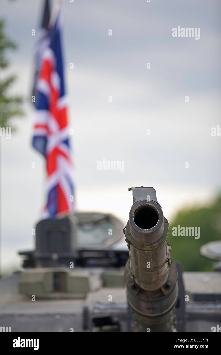 FV4034 Challenger 2 Serbatoio di battaglia con la Union Jack flag in background Foto Stock