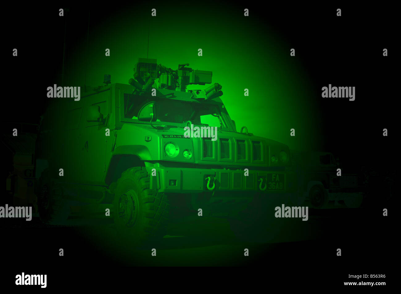 Night Vision goggle dispositivo di puntamento di spionaggio militare concetto esercito con Panther veicolo blindato Foto Stock
