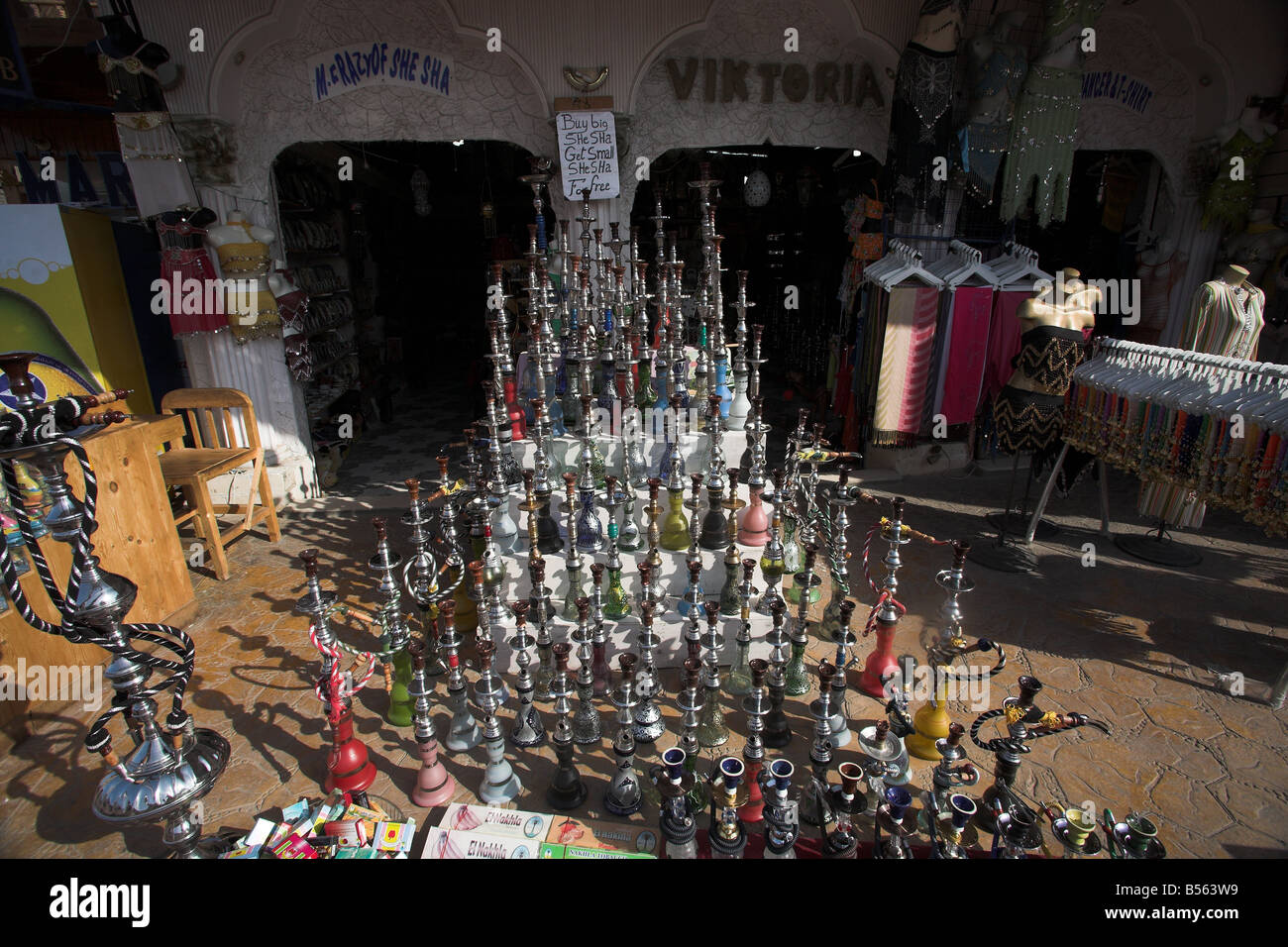 Un negozio di souvenir visualizzando una grande selezione di Shisha narghilè tubi di acqua a Dahab nel sud della penisola del Sinai in Egitto. Foto Stock