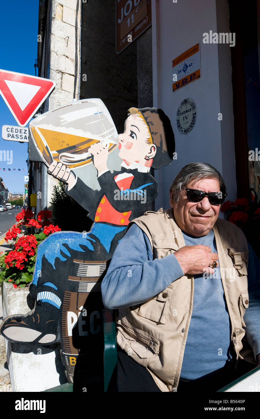 Il francese in attesa di assistenza al di fuori dei bar, Preuilly-sur-Claise, Francia. Foto Stock