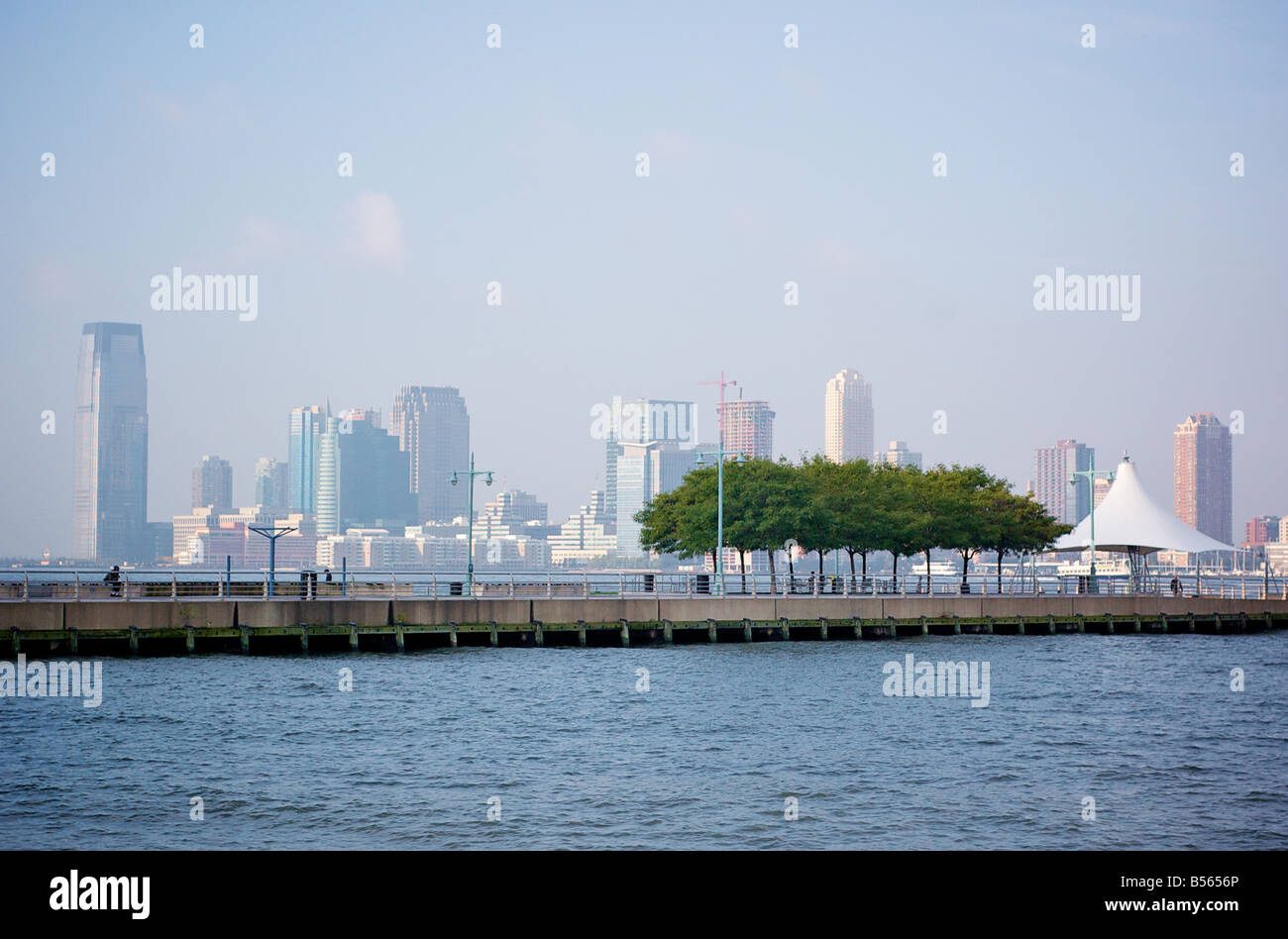 Vista del Pier 45 e New Jersey dal Pier 46 in New York Foto Stock