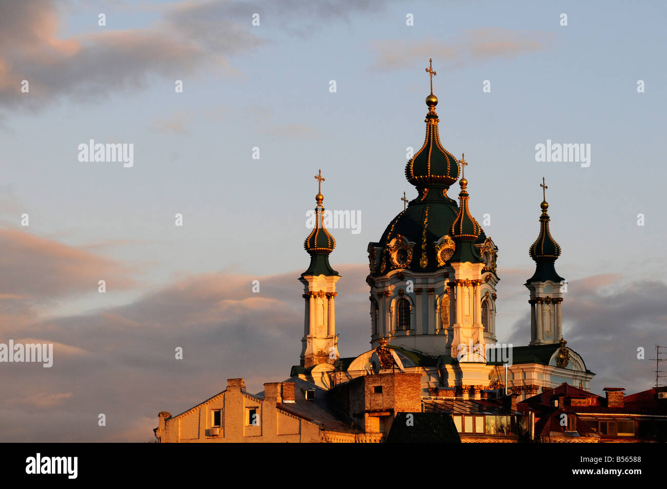Vista del Sant Andrea Chiesa, un magnifico edificio barocco progettato da Bartolomeo Rastrelli, situato a Kiev, Ucraina Foto Stock