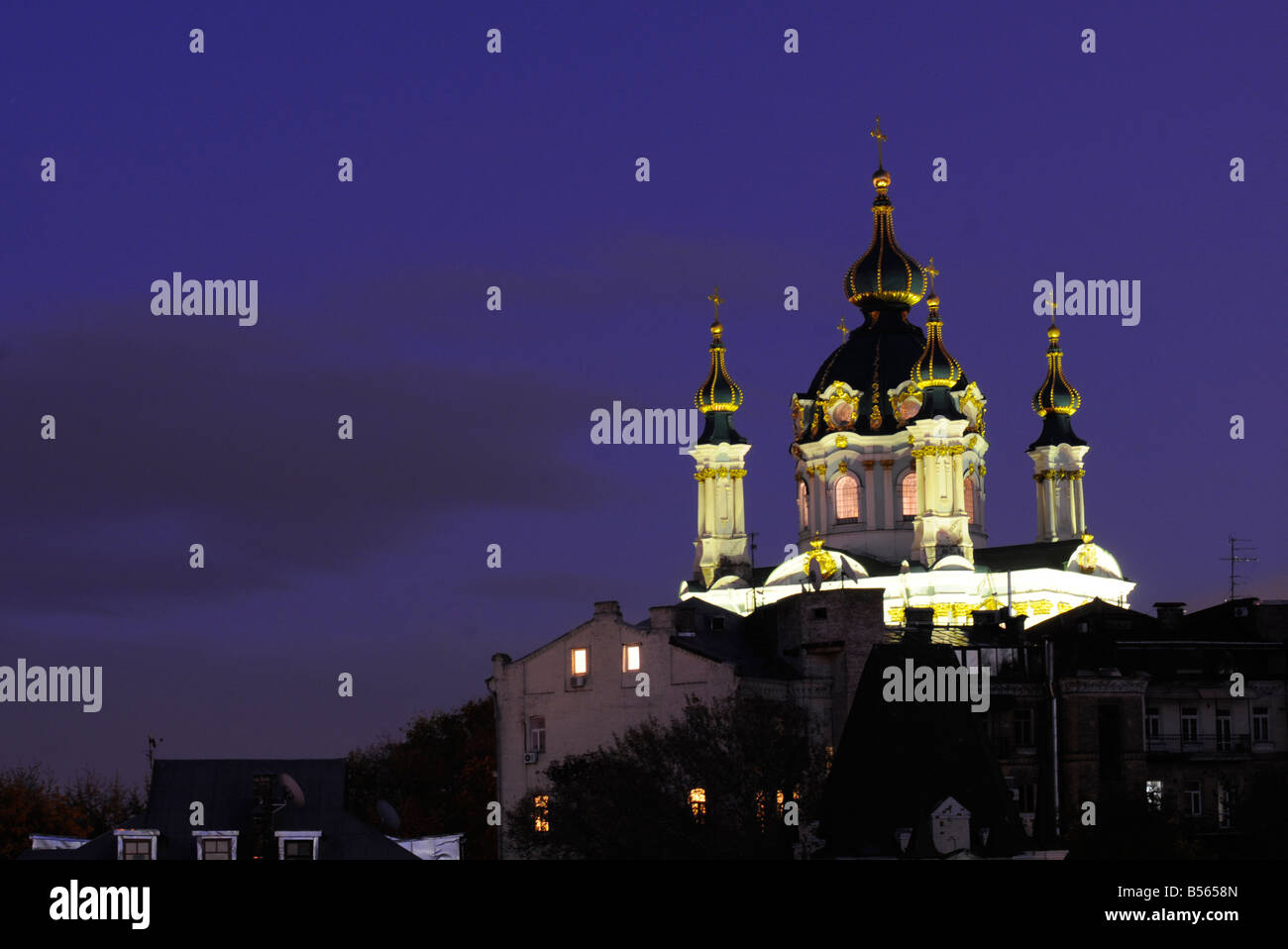 Vista del Sant Andrea Chiesa, un magnifico edificio barocco progettato da Bartolomeo Rastrelli, situato a Kiev in Ucraina. Foto Stock