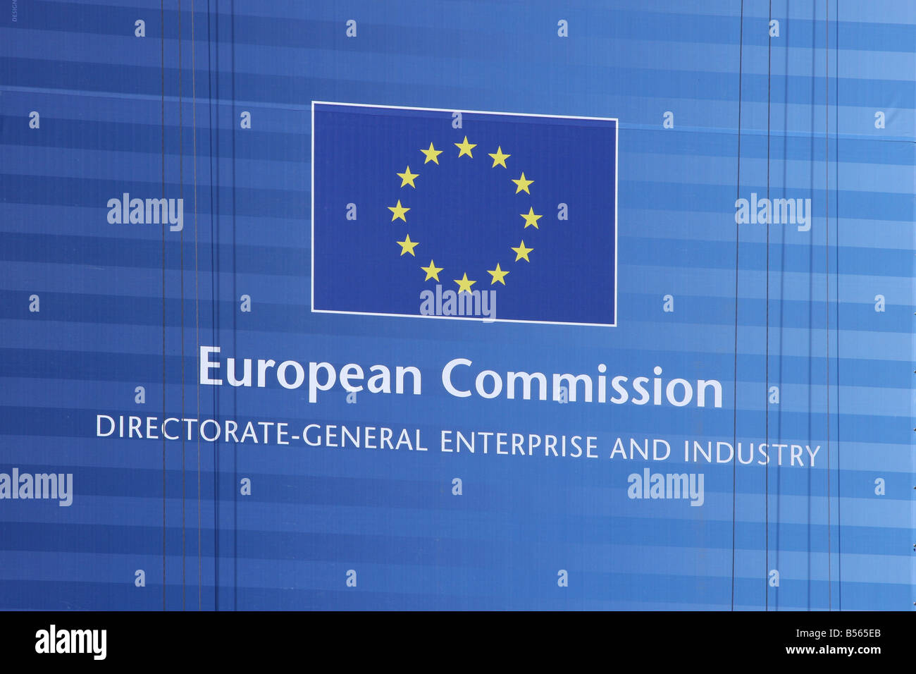 Bandiera della Commissione - edificio Berlaymont Bruxelles (Belgio) con testo direzione generale imprese e industria Foto Stock