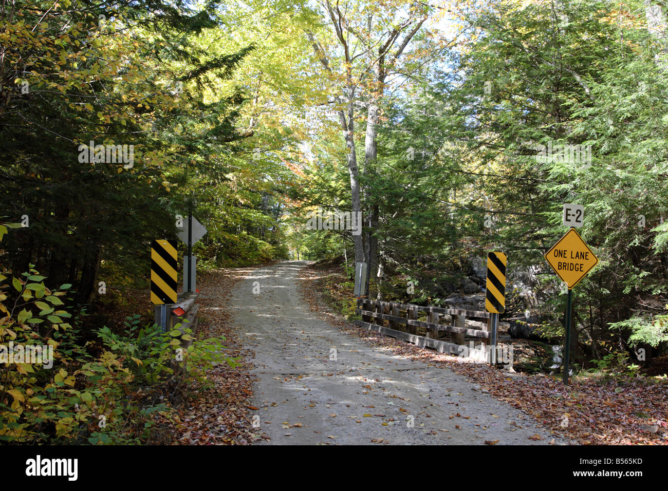 Tacca di sandwich strada durante i mesi autunnali situato in Sandwich del New Hampshire USA che è parte della Scenic New England Foto Stock