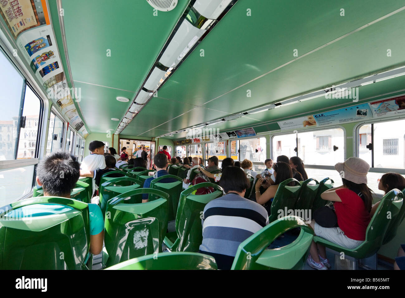 Interno di un vaporetto o il bus sul Grand Canal, Venezia, Veneto, Italia Foto Stock