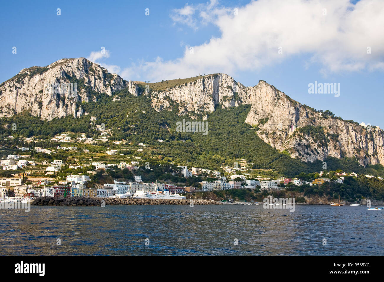 Vista dell'isola di Capri dal mare, Capri, Italia Foto Stock