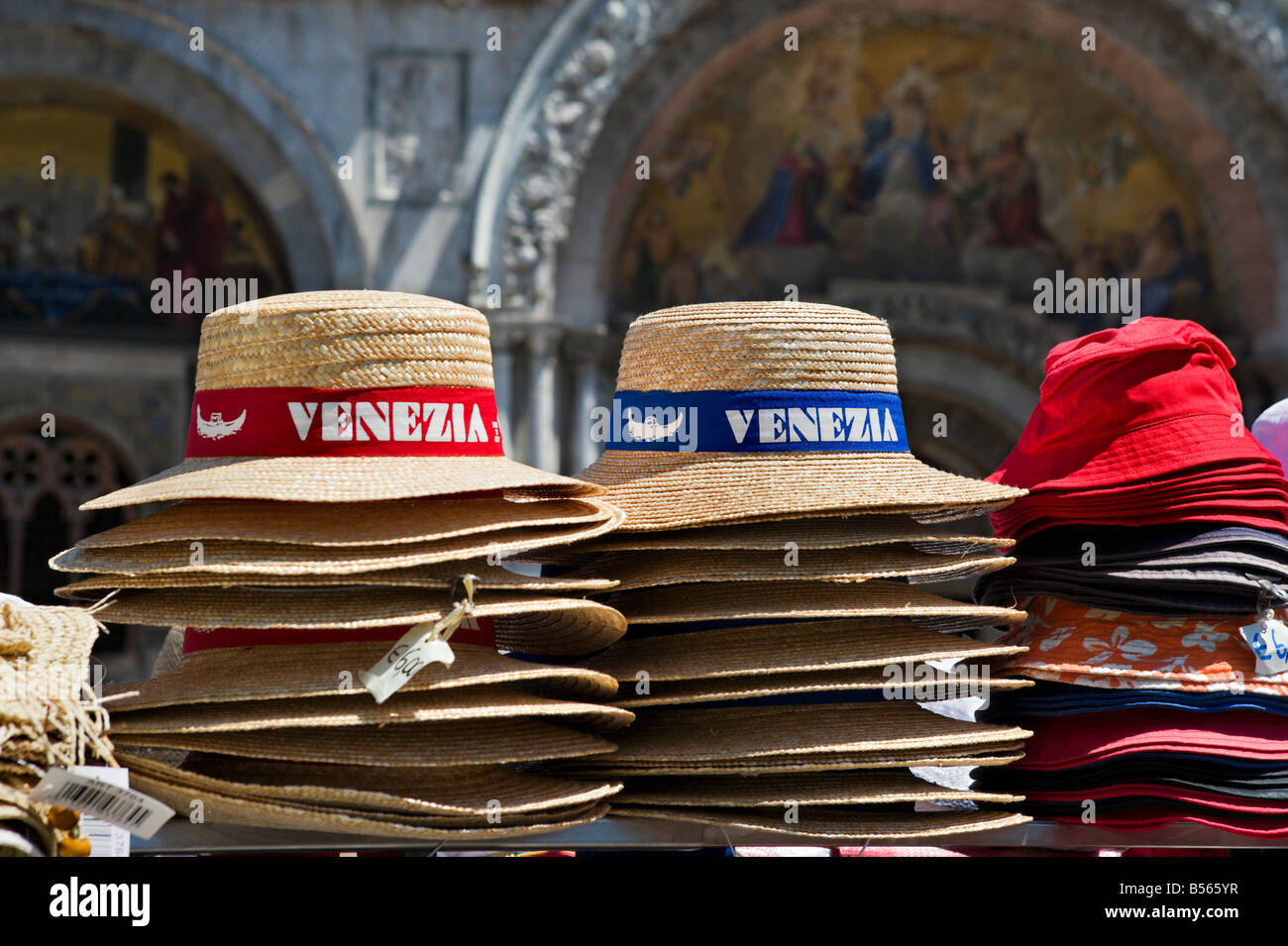 Mercato di vendita di stallo Venezia di cappelli di paglia all'esterno della Basilica, Piazza San Marco, Venezia, Veneto, Italia Foto Stock