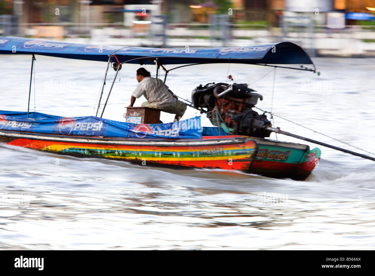 Un longtail boat sul Fiume Chao Phraya a Bangkok in Tailandia Foto Stock