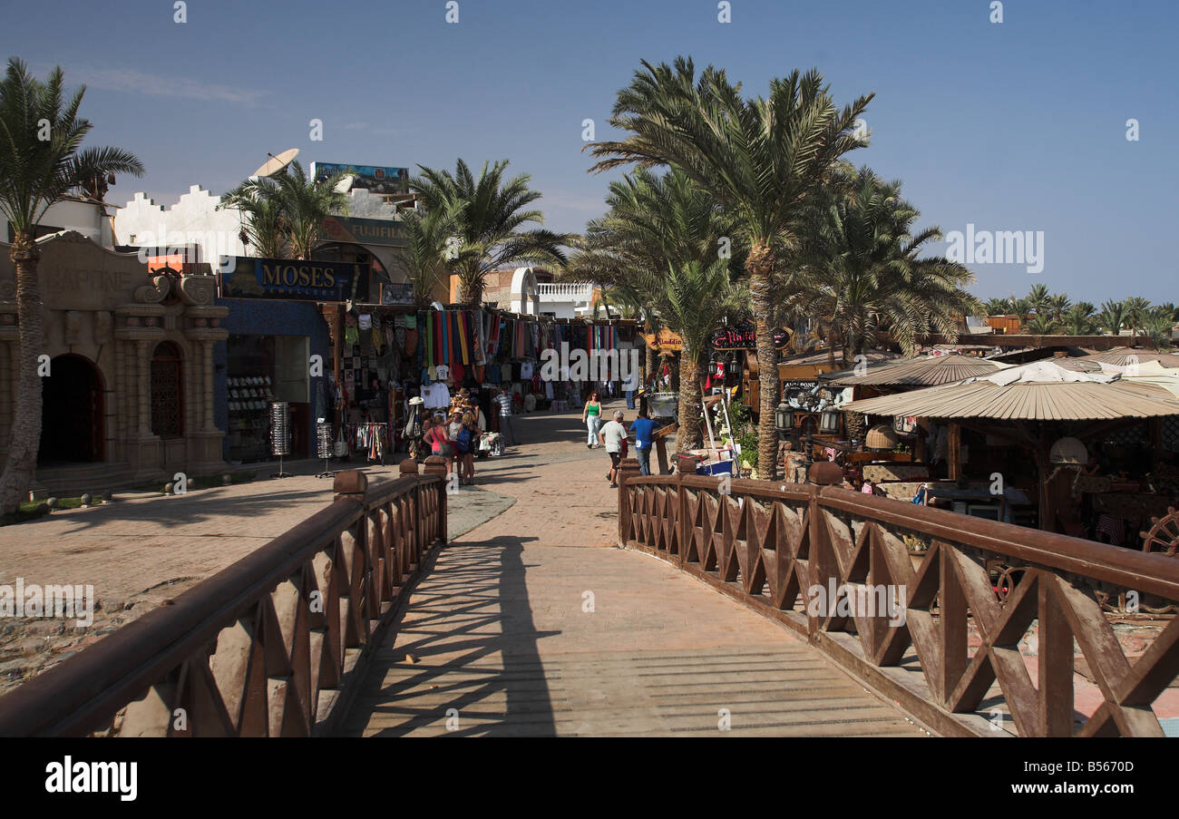 Il ponte in legno Masbat lungomare di Asilah, Dahab dal golfo di Aqaba, a sud della penisola del Sinai, Egitto. Foto Stock