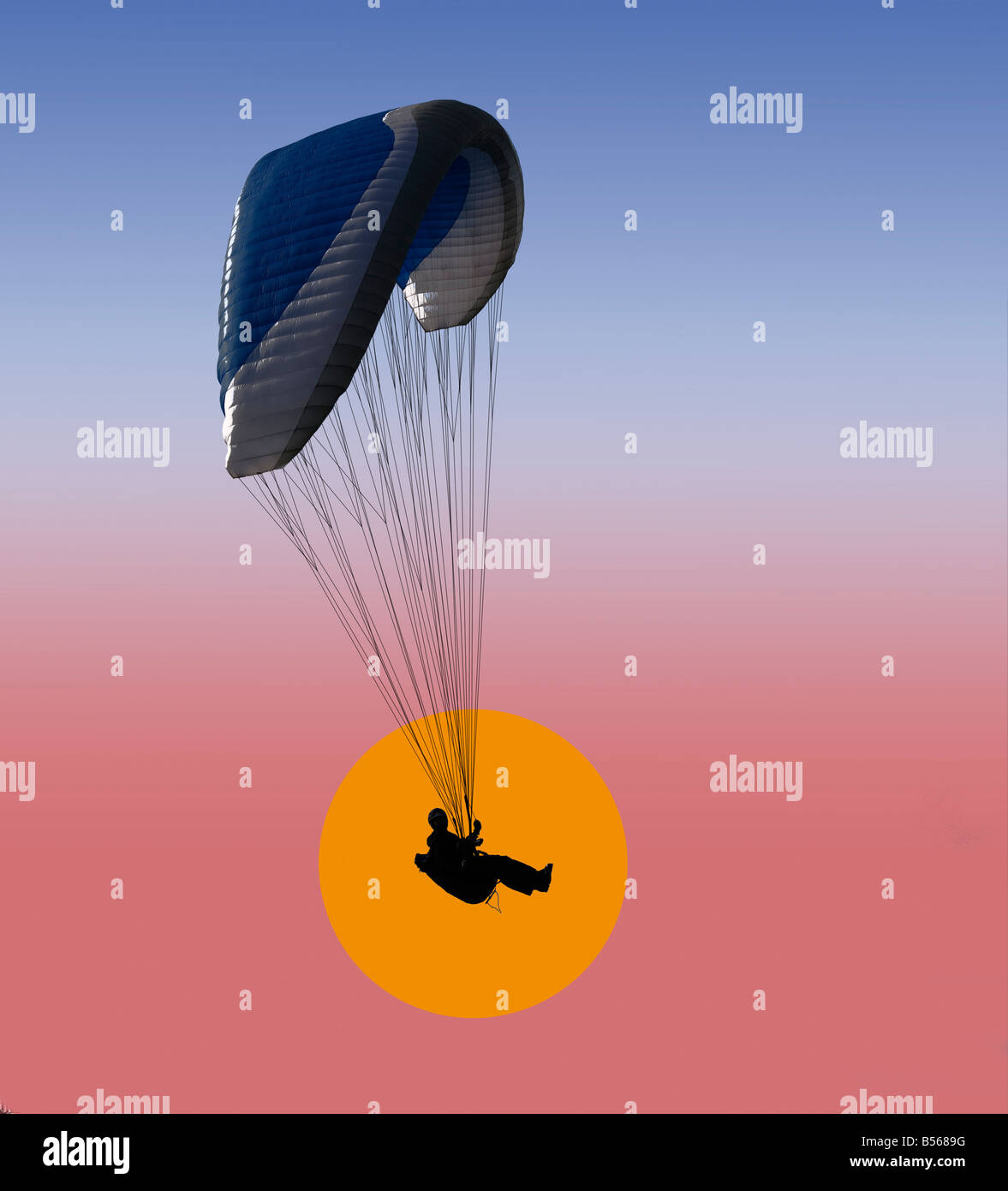 Parapente contro graphic design sky e sun UK Foto Stock