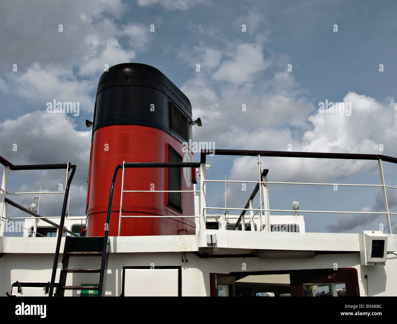 Rosso e Nero imbuto Mersey Ferry Foto Stock