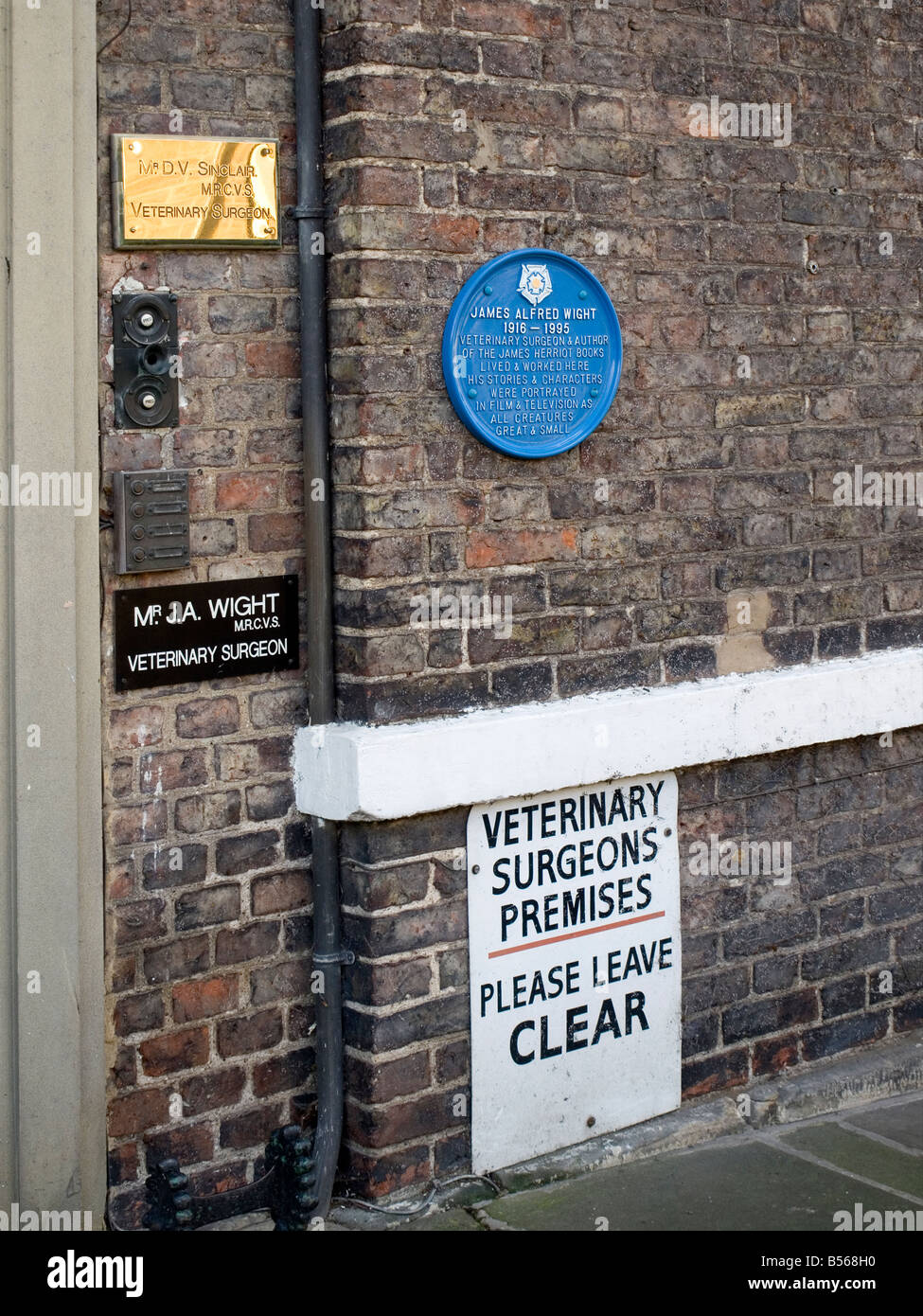 Indicazioni alla porta di James Herriot museum in precedenza la pratica veterinaria di autore Alf Wight Foto Stock