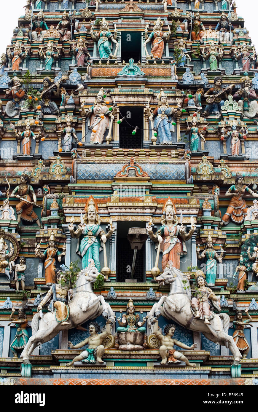 Divinità indù adornano la storia di 5 Raja Gopuram al Sri Mahamariamman Temple, Chinatown, Kuala Lumpur, Malesia Foto Stock