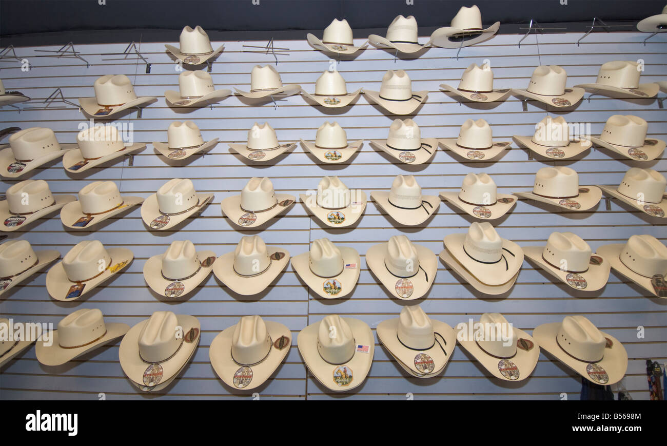 Texas Hill Country Bandera il cowboy western Store negozio di indossare il cappello da cowboy display Foto Stock