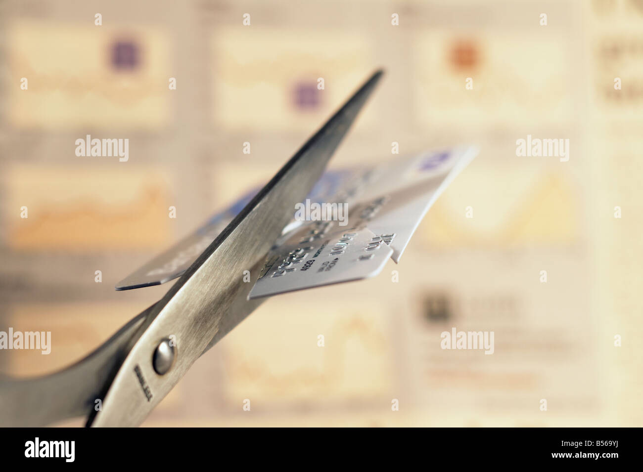 Il taglio di carta di credito con un paio di forbici Foto Stock