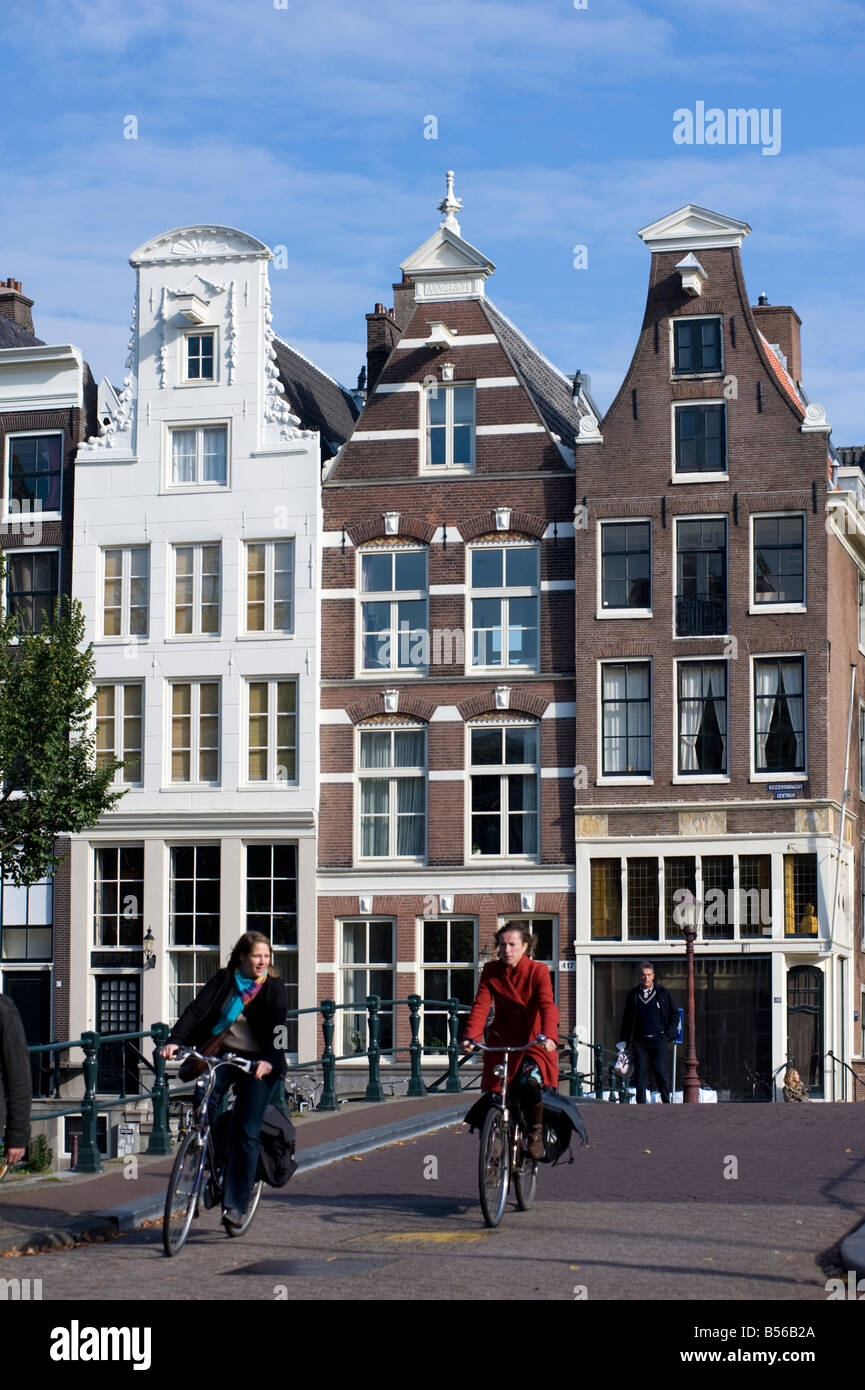 Dettaglio dei caratteristici tetti a spiovente sulle vecchie case storiche accanto al canale Keizersgracht in Amsterdam Paesi Bassi 2008 Foto Stock