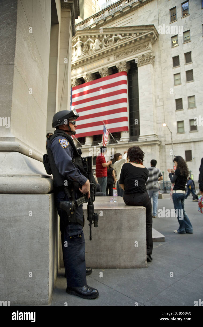 Armati di polizia NYPD mantenere la protezione presso il New York Stock Exchange durante il credit crunch crisi finanziaria del 2008 Foto Stock
