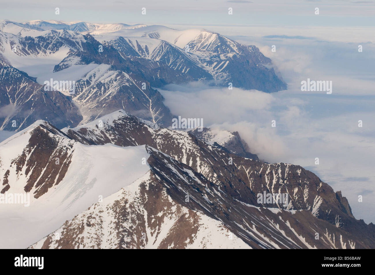 Vedute aeree di montagne e ghiacciai di Sirmilik Parkon nazionale isola Bylot Nunavut Canada Foto Stock