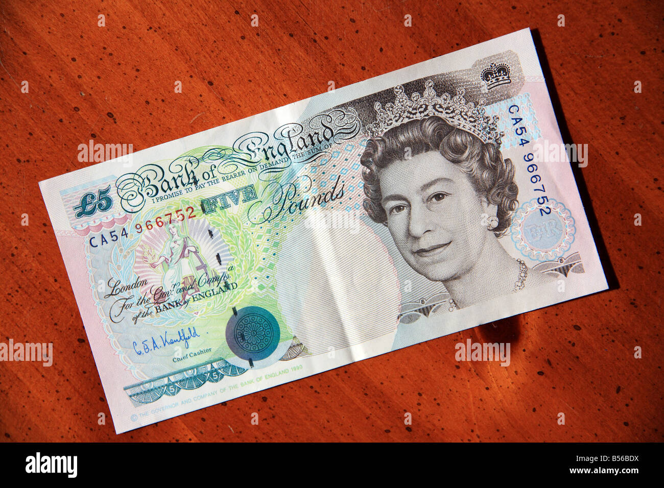 Cinque pound valuta britannica nota sul tavolo Foto Stock