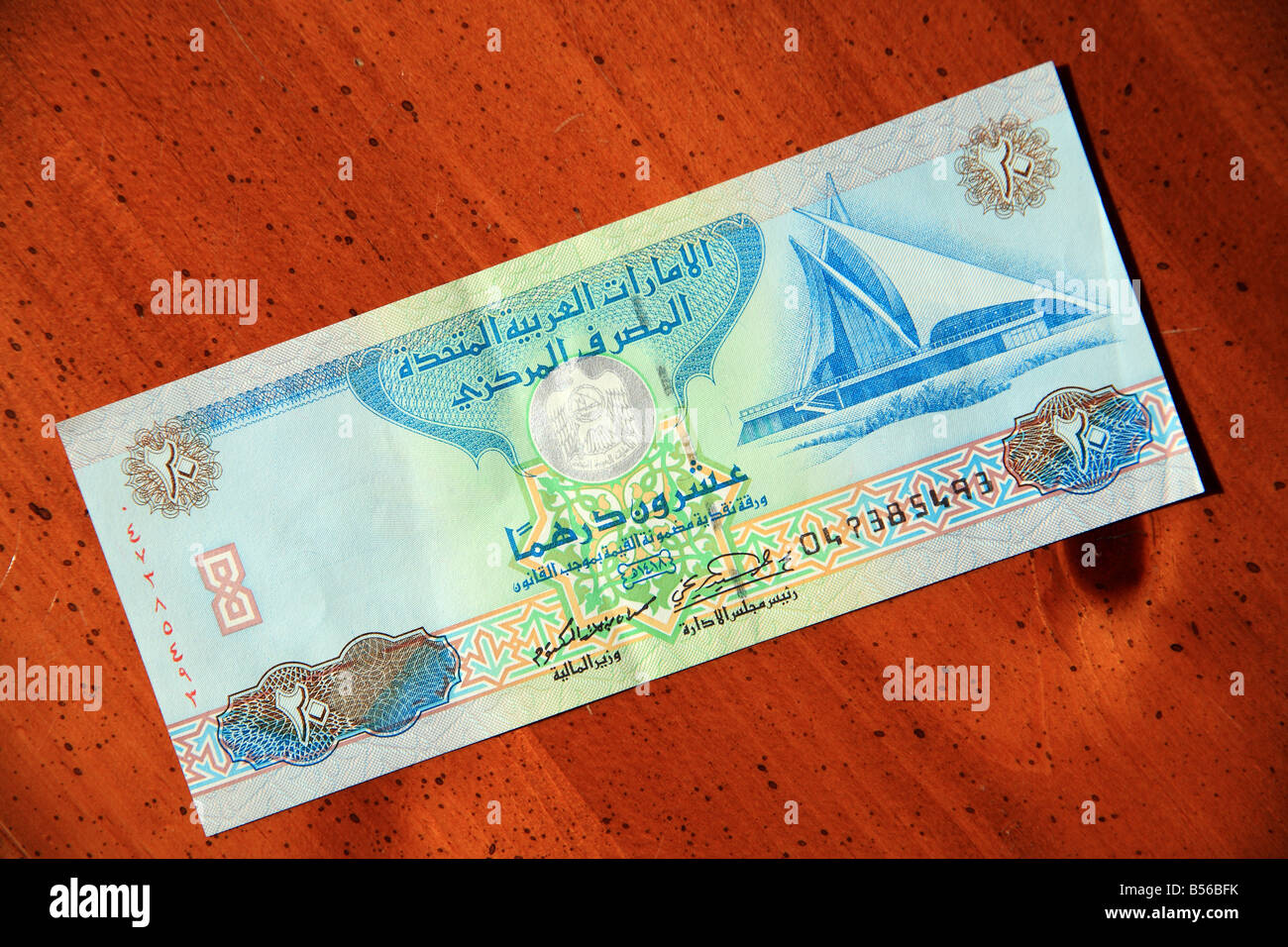 Emirati Arabi Uniti Emirati Arabi Uniti venti dirham nota di valuta sul tavolo Foto Stock