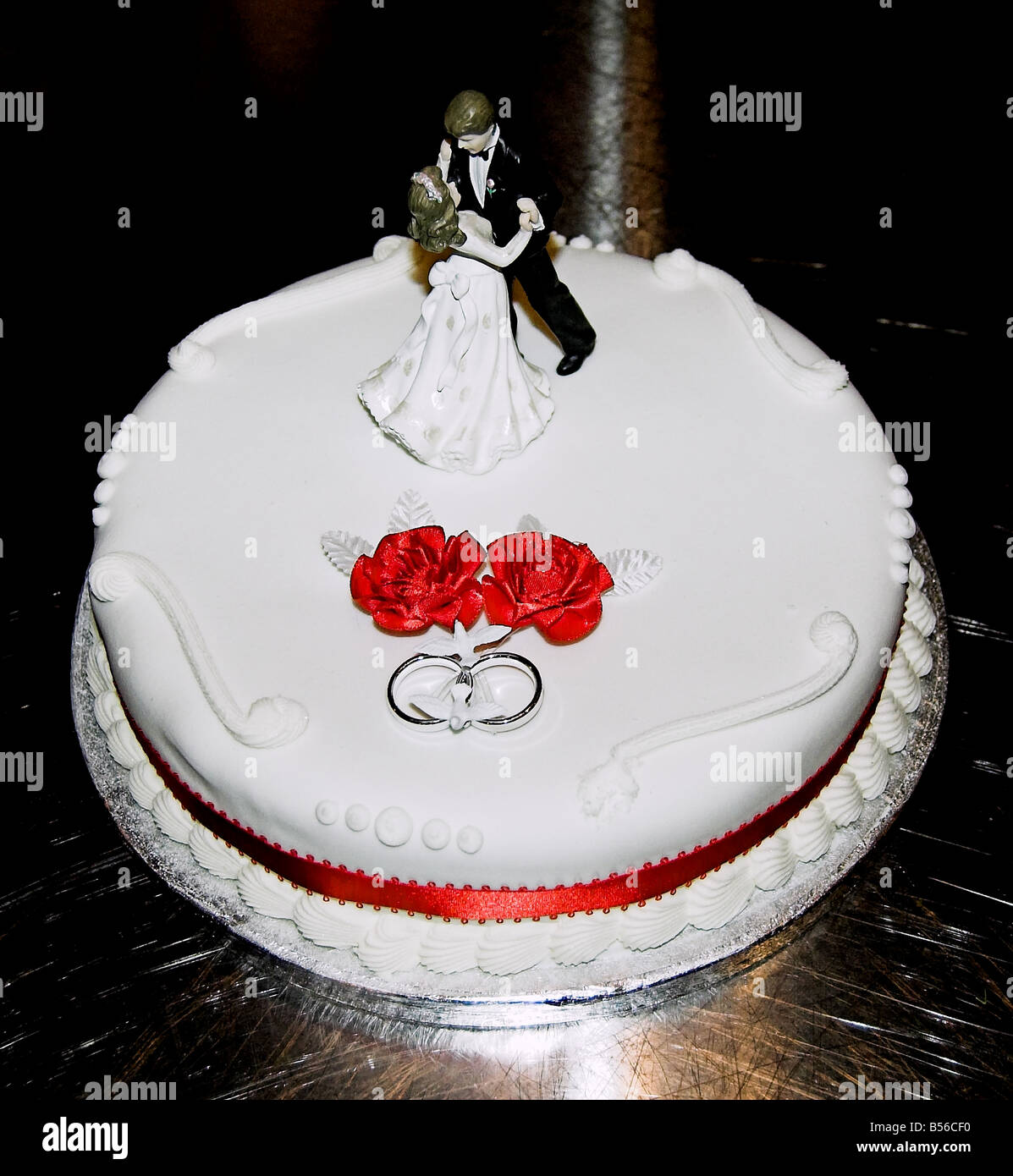 Plain wedding cake design immagini e fotografie stock ad alta risoluzione -  Alamy