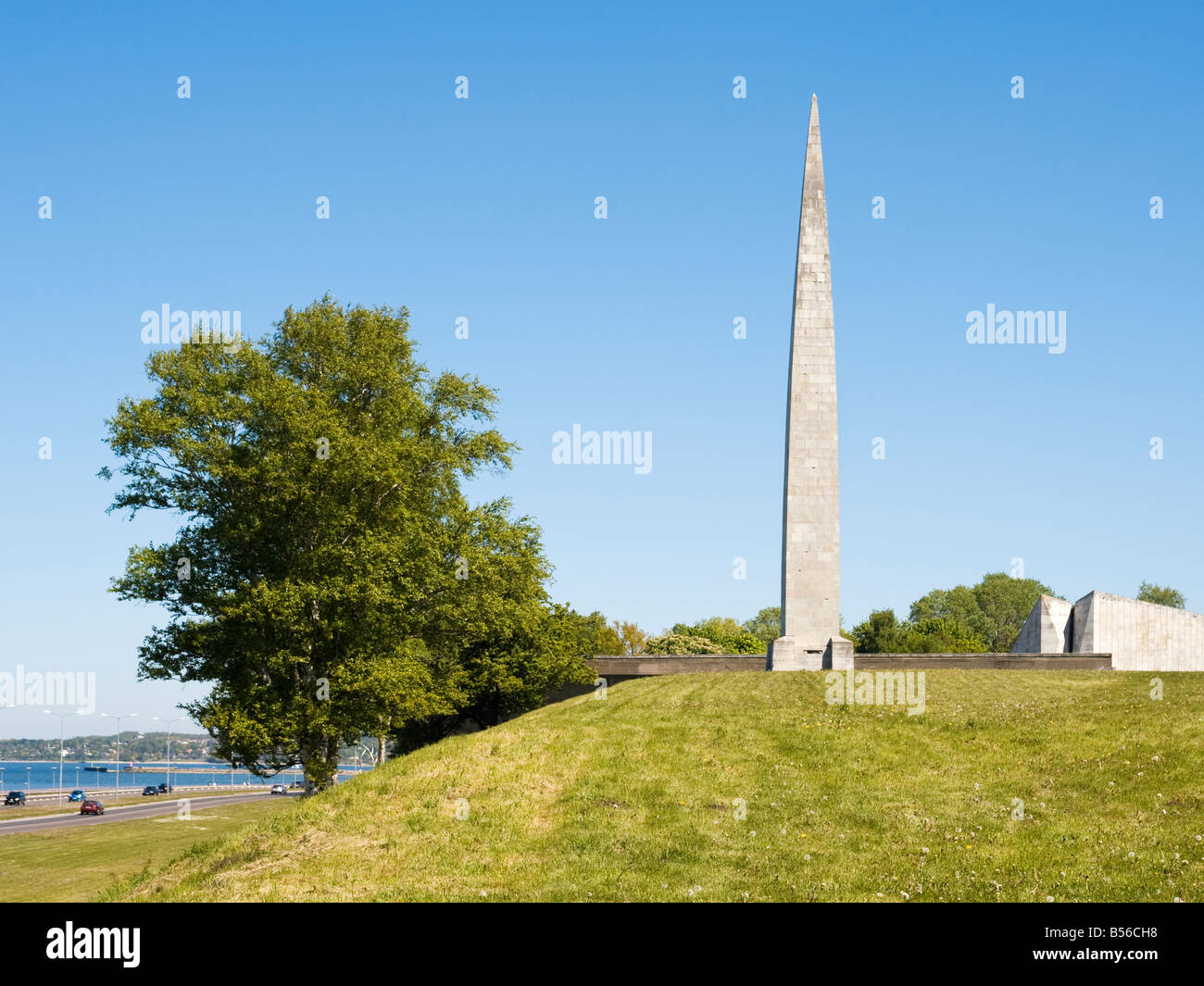 Guglia al Maarjamäe War Memorial Complex, Tallinn, Estonia. L'obelisco (1960) è un monumento russo per coloro che morirono nel 1918. Foto Stock