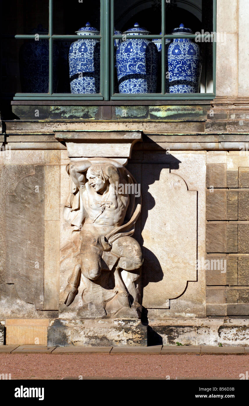 Dettaglio della storica Zwinger di Dresda, in Germania con un satiro statua e vasi in porcellana Foto Stock