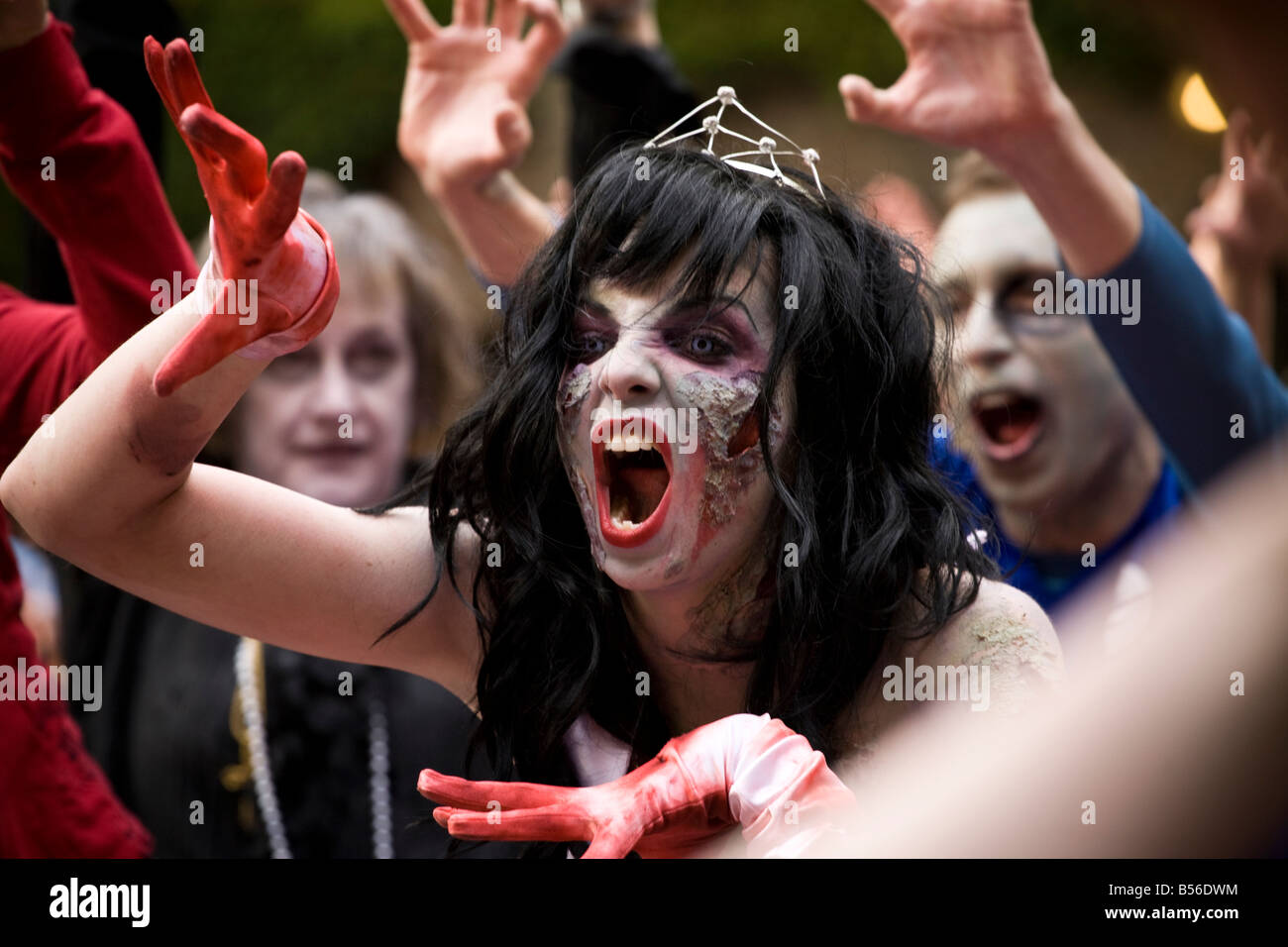 Il venticinquesimo anniversario di Jackson Thriller video, Seattle zombie si radunano in Occidental Park per ospitare un thriller dance evento. Foto Stock