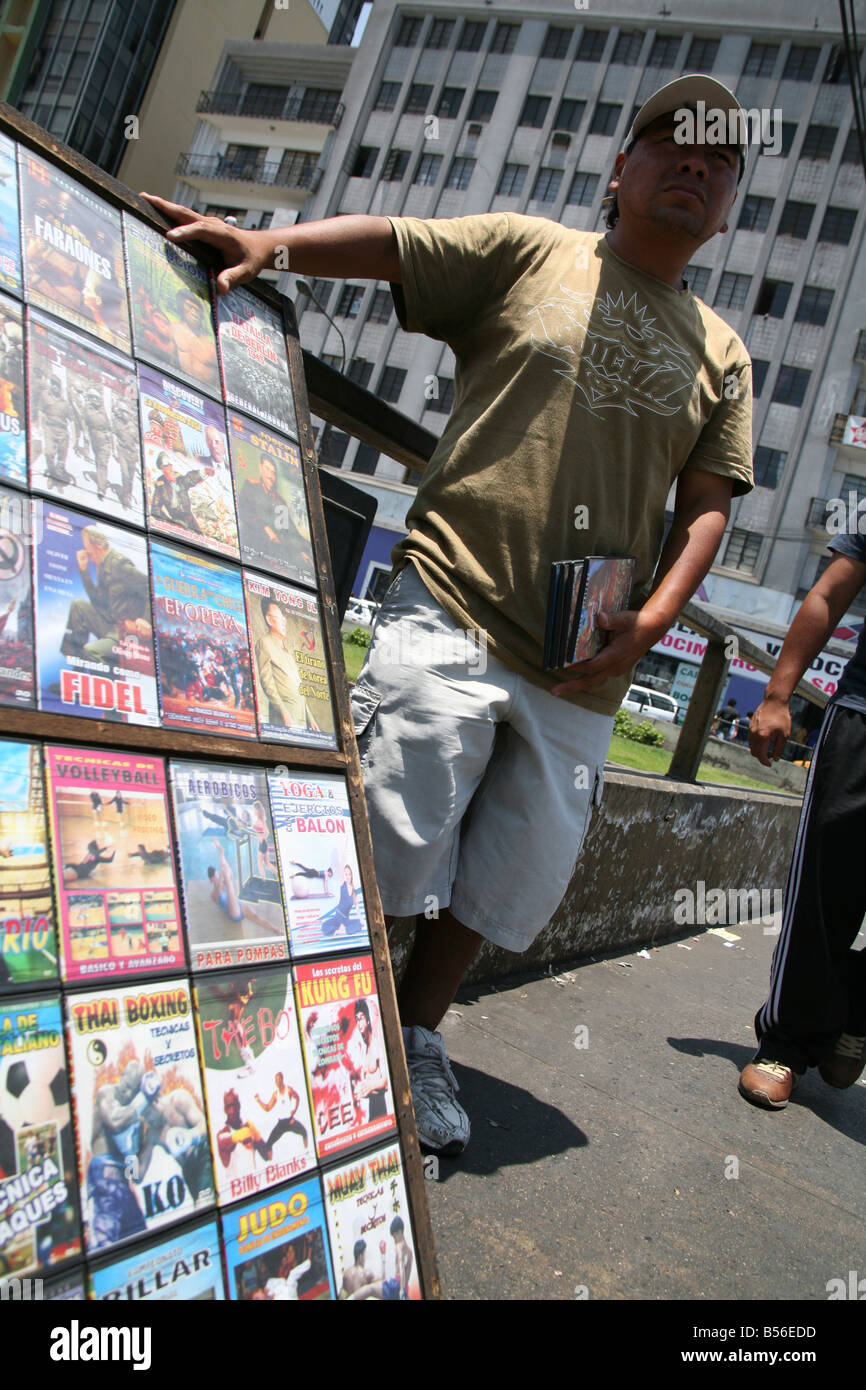 Un uomo che vende DVD per le strade di Lima, Perù Foto Stock