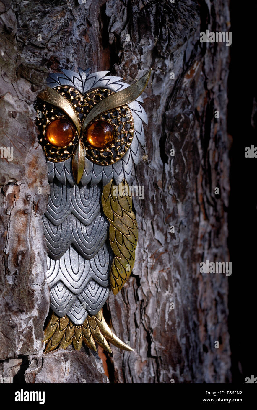 Questo owl con enorme di colore ambra occhi è davvero un pezzo del costume jewelery Foto Stock