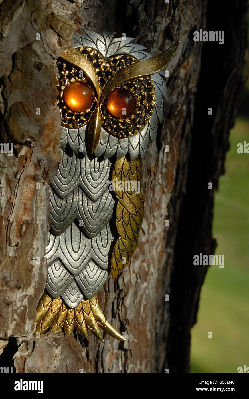 Questo owl con enorme di colore ambra occhi è davvero un pezzo del costume jewelery Foto Stock