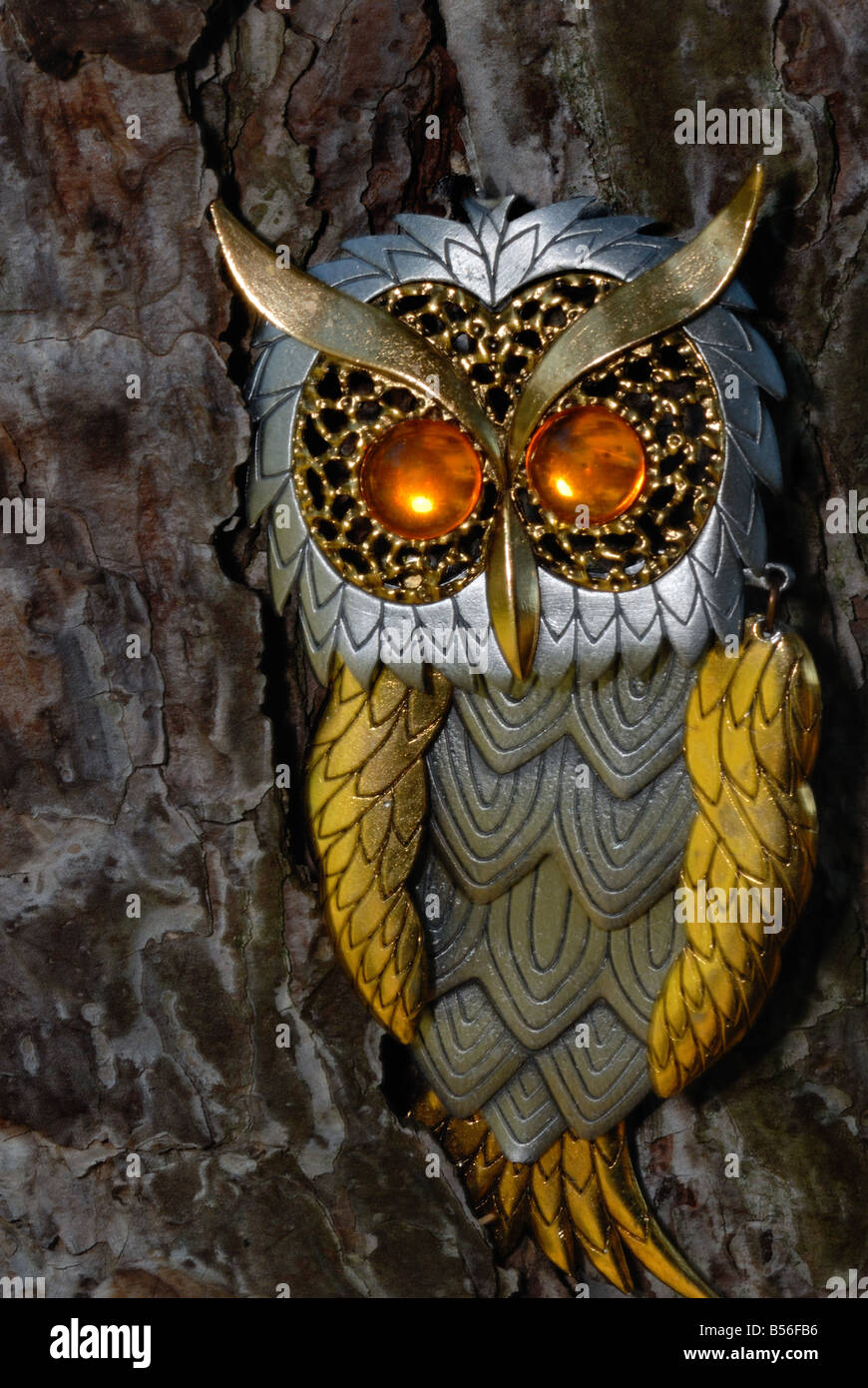 Questo owl con enorme di colore ambra occhi è davvero un pezzo del costume jewelery Foto Stock