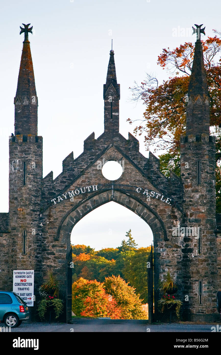 Il Castello di Taymouth ingresso, Kenmore nel periodo autunnale Perthshire Scozia Gran Bretagna Regno Unito 2008 Foto Stock