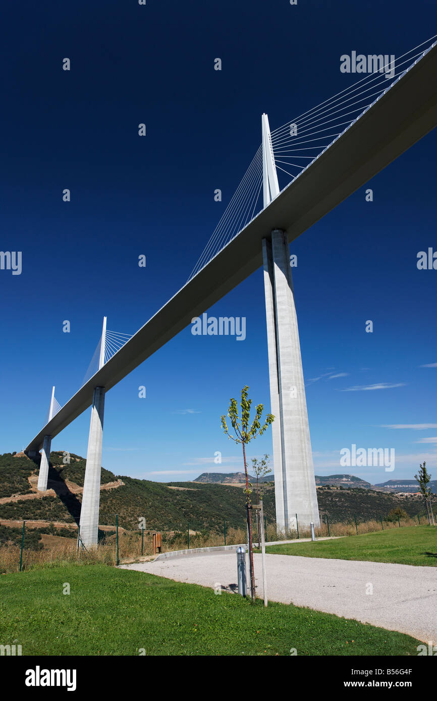 Il viadotto di Millau in una giornata di sole Foto Stock