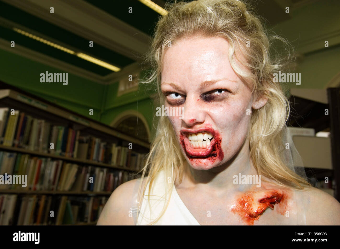 Zombie a piedi Foto Stock