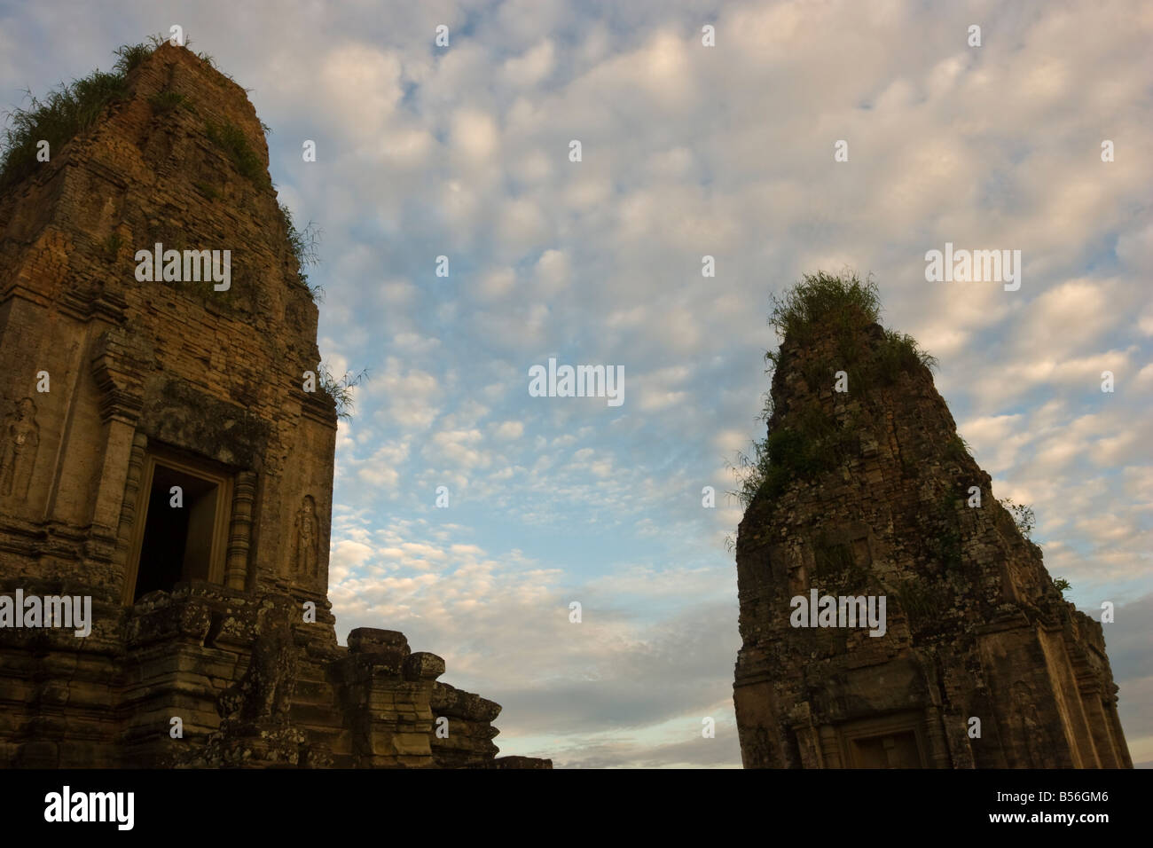 Pre Rup, costruito in mattoni da Angkorian re Rajaendravarman II. Si tratta di un famoso tramonto visualizzazione di posizione per i turisti. Foto Stock